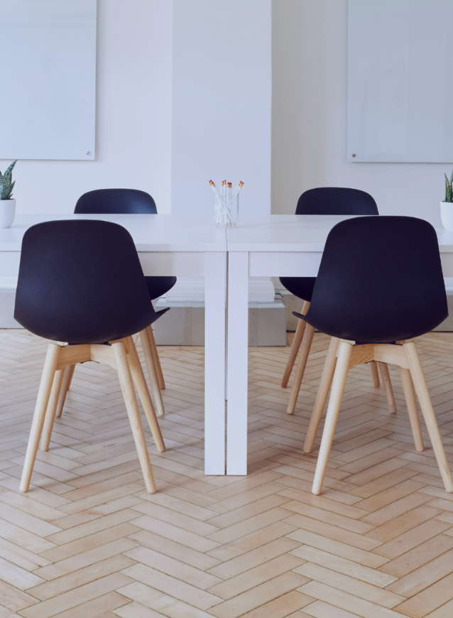 Meetingraum mit langem Tisch - Kontakt SIMPLY THE DESK